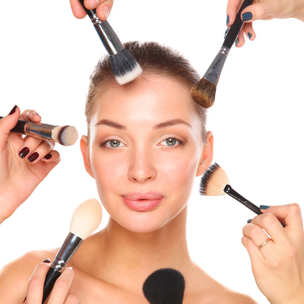 Nauči da se našminkaš kod kuće kao profesionalni šminker. Predstavljamo ti uvod u profesionalno šminkanje.